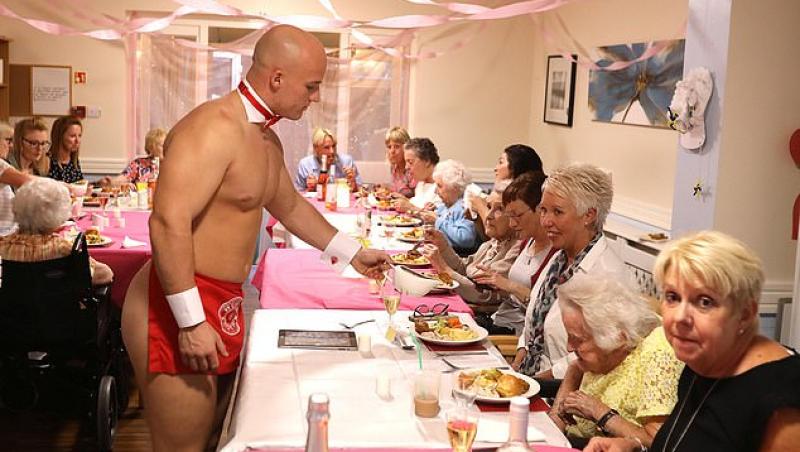 Bunicuţele şi stripperii! Cum au încins ora de cină un grup de bunici pline de viaţă de la un cămin de bătrâni