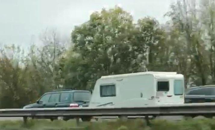 Șapte minute de TEROARE! Au văzut cum li se apropie moartea pe autostradă. Imagini șocante! &ndash; VIDEO