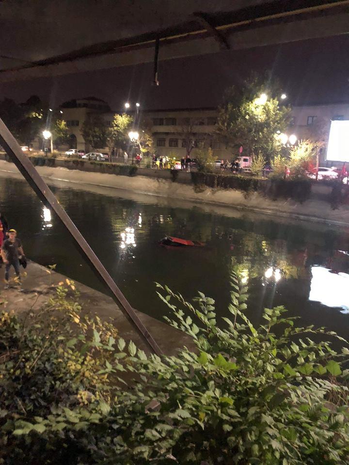 ULTIMA ORĂ: O mașină a căzut &icirc;n D&acirc;mbovița! O femeie, transportată de urgență la spital