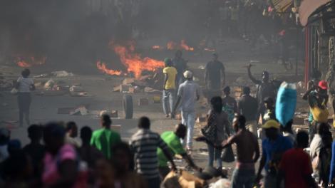 Proteste VIOLENTE în Haiti, soldate cu morți și zeci de răniți. Lupte cu gaze lacrimoegene și pietre