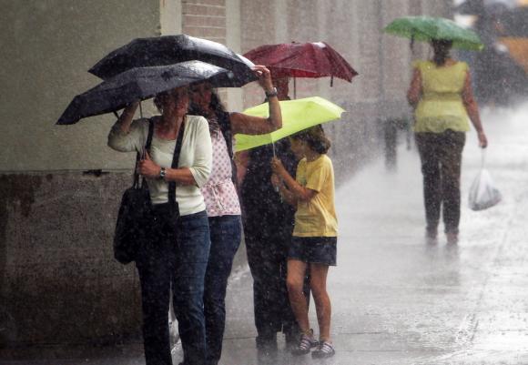 Vremea cade dintr-o EXTREMĂ &icirc;n alta! Meteorologii au făcut anunțul: ploi, v&acirc;nt și temperaturi de vară, &icirc;n următoarele zile