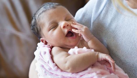 Sunt o minune! Te-ai întrebat vreodată ce se întâmplă în corpul unui bebeluş în prima oră de viaţă?