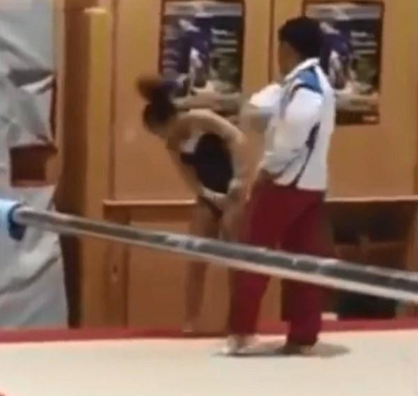 O gimnastă, bătută de antrenor, după ce a greșit un exercițiu! Atenție, imagini ce vă pot afecta emoțional!