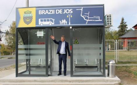 Civilizație pe uliță! Stații de autobuz "ca-n Dubai", într-o comună din Prahova: Au aer condiționat și uși automate