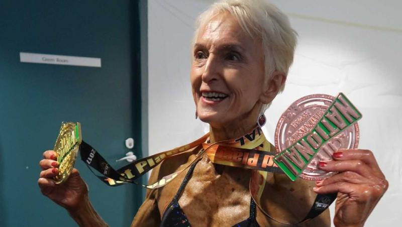 O femeie de 75 de ani a uimit planeta cu ce „pachețele” are! Bunica trage de fiare și face bodybuilding