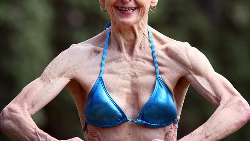 O femeie de 75 de ani a uimit planeta cu ce „pachețele” are! Bunica trage de fiare și face bodybuilding