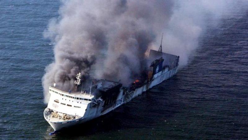 Vieţile a 335 de oameni sunt în mare pericol! Feribotul în care se aflau a luat foc în urma unei explozii puternice. Cum vor fi salvaţi pasagerii
