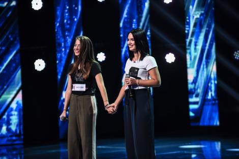 Surorile Lorena și Larisa, duet COPLEȘITOR la „X Factor”! Delia: „Îmi vine să îmi jumulesc penele”