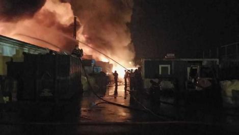 200 de pompieri au acționat! Incendiul de la depozitul de uleiuri şi vopsea ar fi putut provoca o tragedie în Sibiu