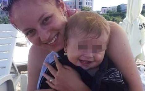 Alina, tânăra mamă de 25 de ani, a murit la trei zile după ce a intrat în comă. Prietenii stângeau bani pentru operația pe creier