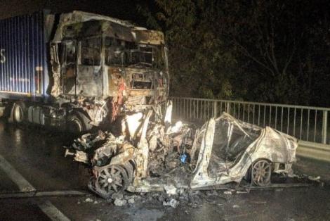 Video șocant! Au murit arși de vii, după ce s-au izbit de un TIR: Trei tineri n-au mai putut să iasă din mașina în flăcări