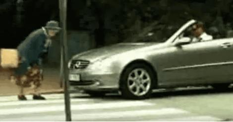 O bătrână traversa strada când un șofer grăbit a claxonat-o! Cum s-a răzbunat femeia (VIDEO)