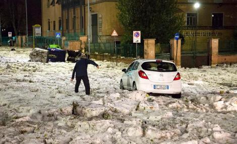 Imagini apocaliptice surprinse la Roma! Zeci de străzi, acoperite de un strat gros de gheață, în urma unei furtuni violente! 