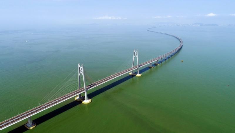 La noi când?! Cel mai lung pod maritime din lume a fost inaugurat în China. De la o călătorie de patru ore, timpul este redus la sub 40 de minute