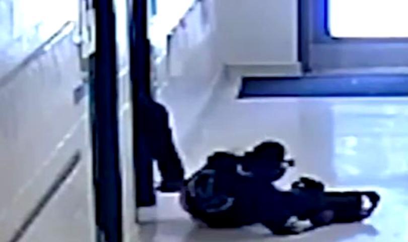 Imagini șocante  au fost surprinse &icirc;ntr-o școală! O profesoară și-a scos elevul &icirc;n șuturi din clasă