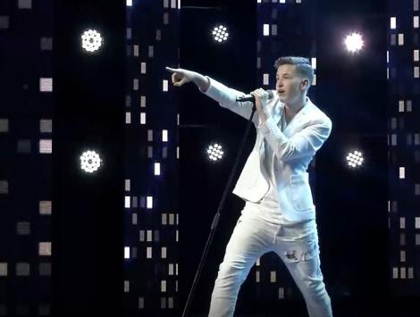Eric are votul de încredere al lui Robbie Williams! A urcat pe scenă și ne-a arătat ce poate: ”Let Me Entertain You”!