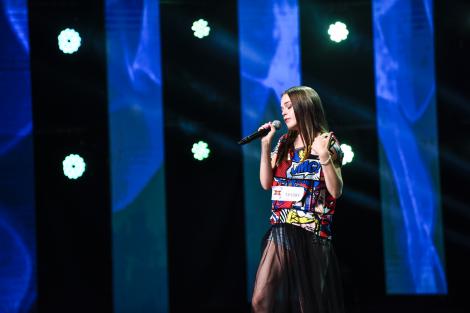 Gingașă ca o floare și nesigură pe puterile ei, Ana Maria Tilici a intrat alergând pe scena X Factor
