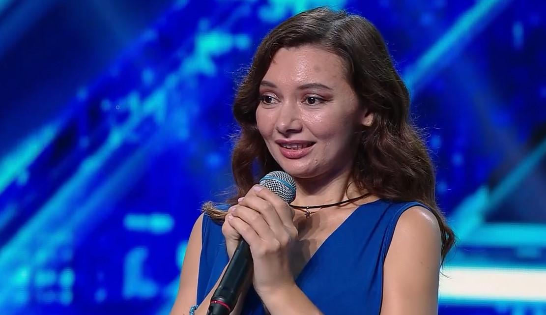 ”Aproape m-am îndrăgostit” Ne pare rău, dar Lavinia Delea e luată! Frumoasa BIBLIOTECARĂ și-a cântat dragostea pe scena X Factor