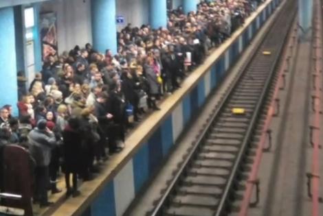 (VIDEO) Panică la metrou. Mai mulți oameni sunt răniți: „Cel mai probabil, picioarele îi vor fi amputate!”