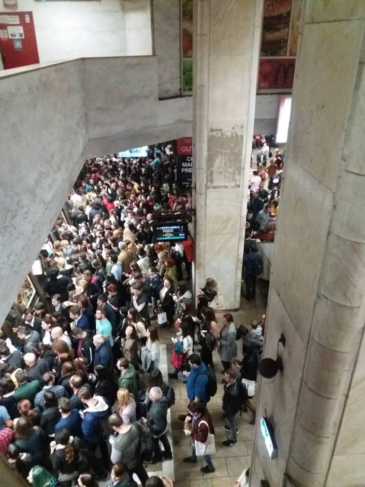 Ce se &icirc;nt&acirc;mplă la metrou, miercuri dimineață! Mii de oameni se pl&acirc;ng de AGLOMERAȚIA infernală, iar METROREX A REACȚIONAT: &rdquo;S-a defectat...&rdquo;