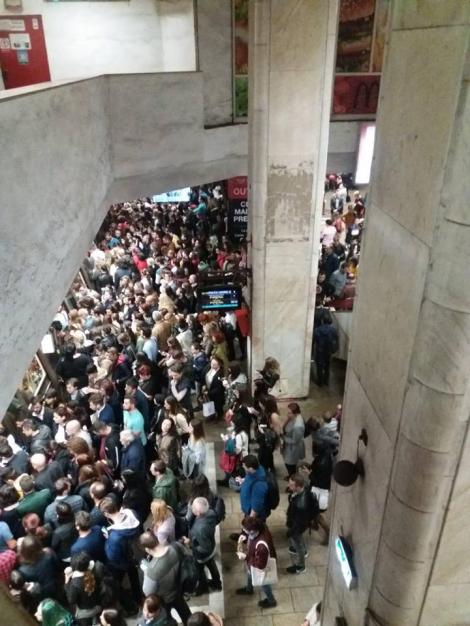Ce se întâmplă la metrou, miercuri dimineață! Mii de oameni se plâng de AGLOMERAȚIA infernală, iar METROREX A REACȚIONAT: ”S-a defectat...”
