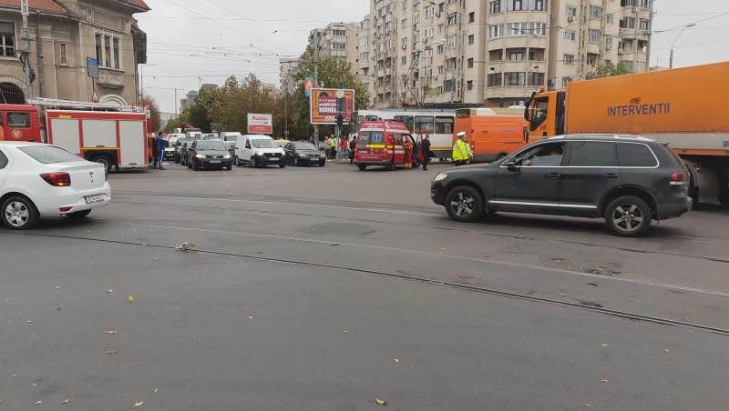 ULTIMA ORĂ: Două tramvaie s-au ciocnit în intersecţia Calea 13 Septembrie! O femeie, transportată la spital de urgență