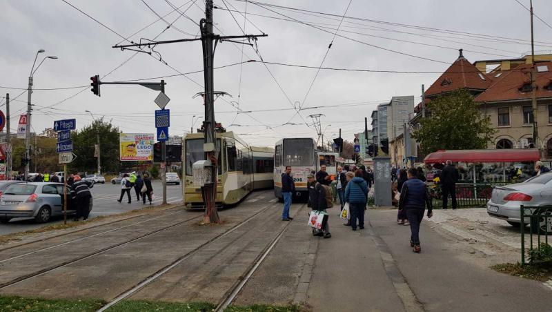 ULTIMA ORĂ: Două tramvaie s-au ciocnit în intersecţia Calea 13 Septembrie! O femeie, transportată la spital de urgență