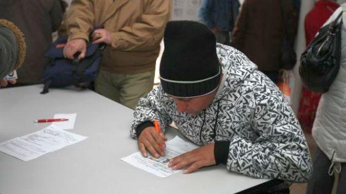 Lovitură pentru sute de mii de rom&acirc;ni: Ar putea pierde ajutorul social. Legea a intrat &icirc;n vigoare!