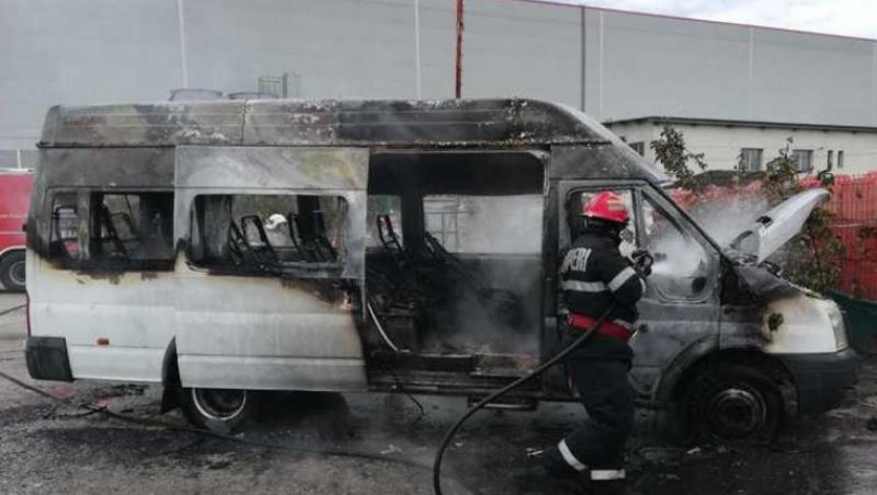 Doamne, ce OROARE! Un microbuz de pasageri A LUAT FOC în Slatina! A ars aproape complet - FOTO