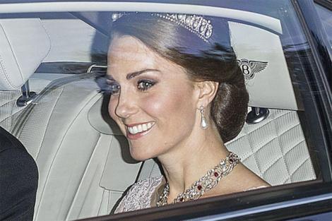 Kate Middleton a fost aspru CRITICATĂ pentru ultima sa apariție. Fanii au taxat-o: “Așa m-am îmbrăcat și eu la banchet în ‘89”