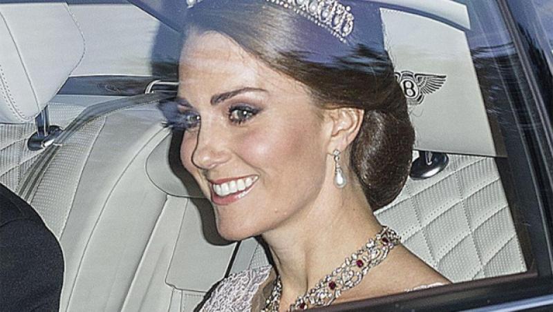Kate Middleton a fost aspru CRITICATĂ pentru ultima sa apariție. Fanii au taxat-o: “Așa m-am îmbrăcat și eu la banchet în ‘89”