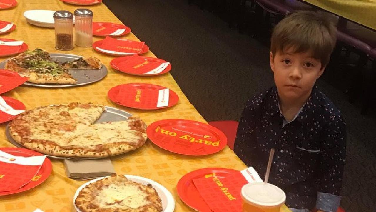 Nu a venit nimeni! De ce a fost abandonat, de ziua lui, un băieţel de 6 ani?