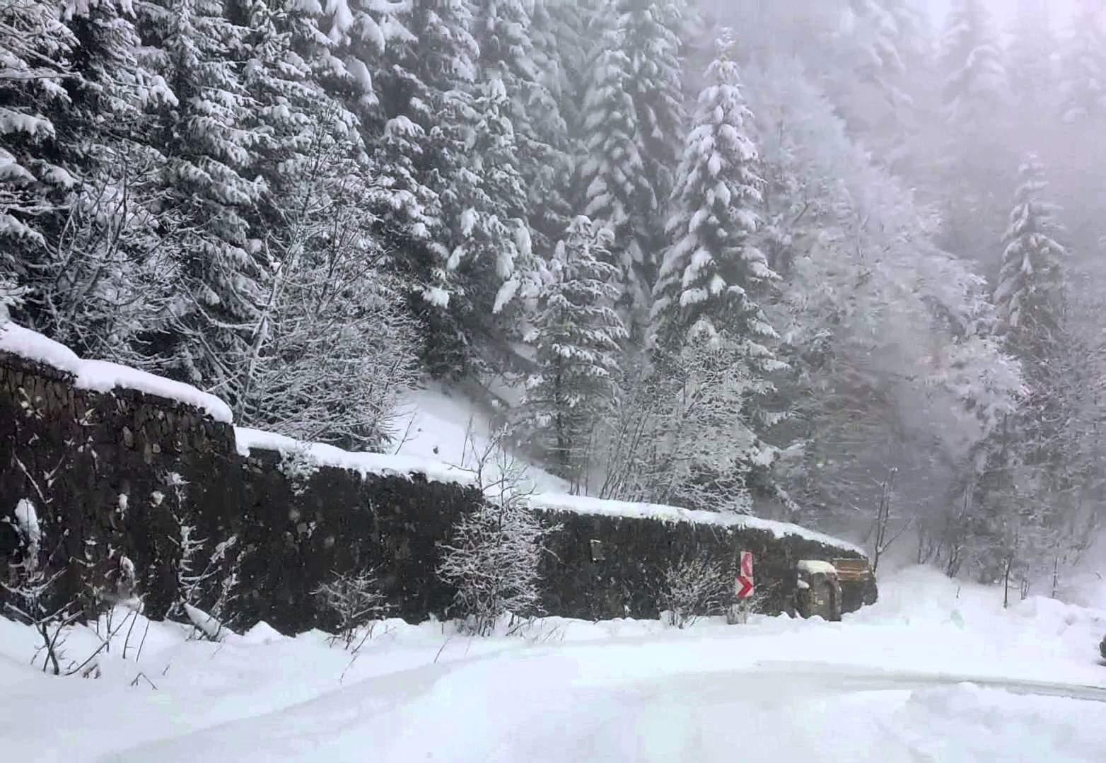 Ultimă oră! Un autocar cu peste 46 de copii, BLOCAT din cauza zăpezii