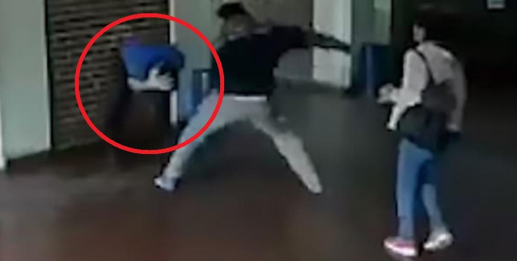 Zeci de pumni &icirc;n 15 secunde! Un tată nervos l-a făcut PRAF pe profesorul care nu &icirc;i lăsa fiica &icirc;n pace (VIDEO)