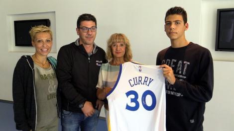 Curry şi mama lui Petrovic. Stephen a marcat 51 de puncte jucând doar trei sferuri din meci!
