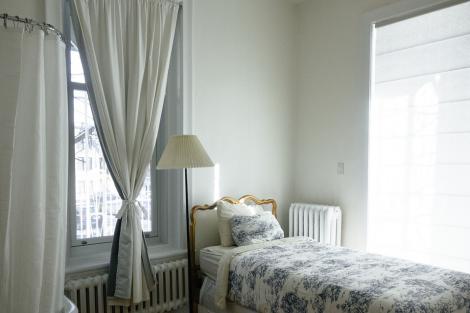 Amenajarea unui dormitor mic: pune accent pe pat