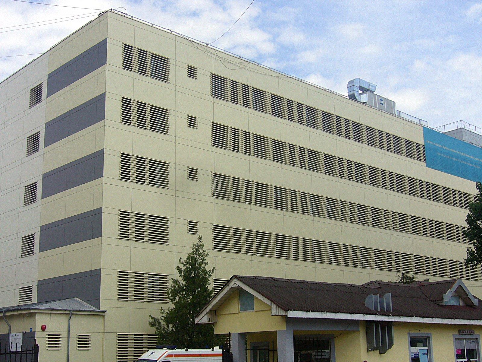 Imagini scandaloase! Angajatele unui spital, filmate &icirc;n timp ce m&acirc;ncau semințe, &icirc;n loc să ajute pacienții. Precizarea halucinantă a conducerii &ndash; Video