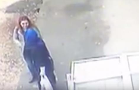 Două femei au fost ÎNGHIȚITE DE PĂMÂNT, la propriu. Imagini TULBURĂTOARE – VIDEO