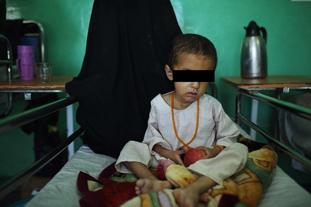 Caz șocant. Doi copii, la un pas de moarte: Tatăl alcoolic i-a hrănit doar cu prăjituri și suc acidulat