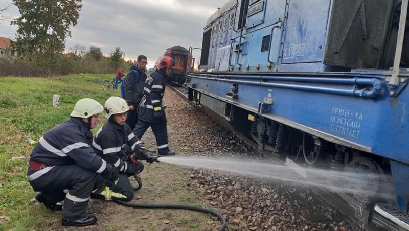 Incident feroviar GRAV! Locomotiva a luat FOC! Aproximativ 200 de persoane se aflau în tren – FOTO