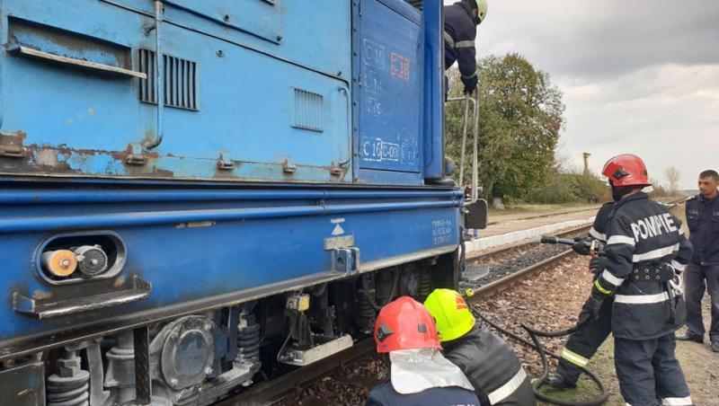 Incident feroviar GRAV! Locomotiva a luat FOC! Aproximativ 200 de persoane se aflau în tren – FOTO