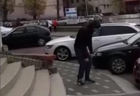 E din ce în ce mai rău! Fenomenul „Zombi” a ajuns şi la Zalău! Cum a fost surprins un tânăr pe stradă. VIDEO