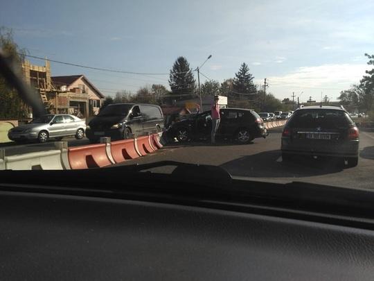 Trafic BLOCAT pe DN1! A avut loc un grav accident de circulație: o mașină a SPULBERAT separatoarele de sensuri