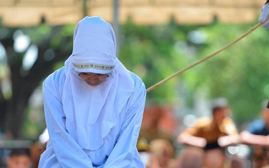 HALUCINANT! O t&acirc;nără a fost BĂTUTĂ &icirc;n public pentru un gest inofensiv. Ce &bdquo;infracțiune&rdquo; i-a adus pedeapsa brutală