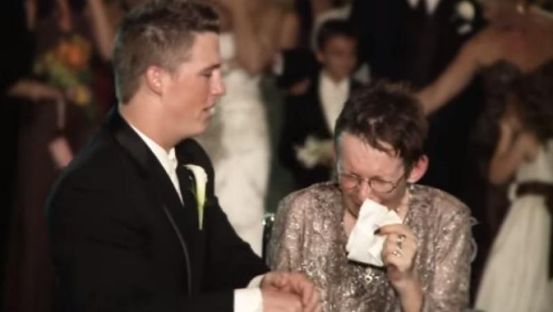 Gestul emoționant pe care îl face un bărbat la nunta sa în fața mamei! Este imobilizată într-un scaun cu rotile și suferă de o boală incurabilă. Vezi VIDEO