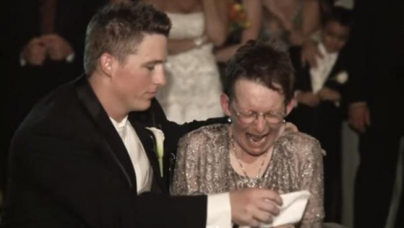 Gestul emoționant pe care îl face un bărbat la nunta sa în fața mamei! Este imobilizată într-un scaun cu rotile și suferă de o boală incurabilă. Vezi VIDEO