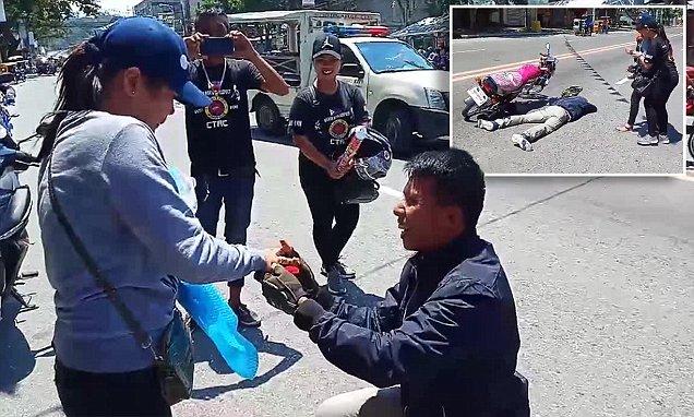 Și-a &icirc;nscenat moartea, iar mai apoi a revenit brusc la viață pentru a-și cere iubita de soție! Cum a răspuns t&acirc;năra! Imaginile sunt virale