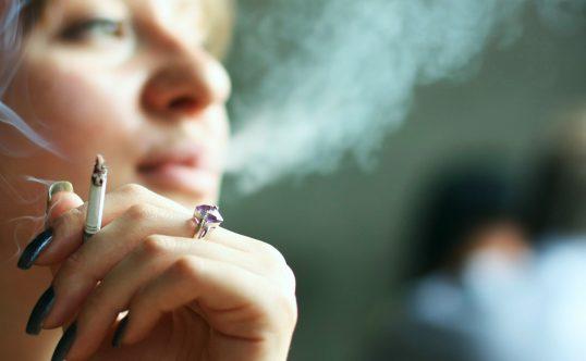 Vestea care nu va fi primită bine de fumători! Cu c&acirc;t se scumpesc țigările, de la 1 ianuarie 2019!