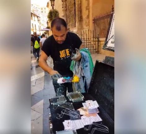 Bărbatul-minune din Italia! Omul pictează un tablou pe minut, iar rezultatul te lasă mască (VIDEO)