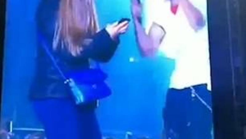 Enrique Iglesias, prins pe picior greșit! Și-a sărutat pasional una dintre fane și totul a fost surprins în imagini  -GALERIE FOTO